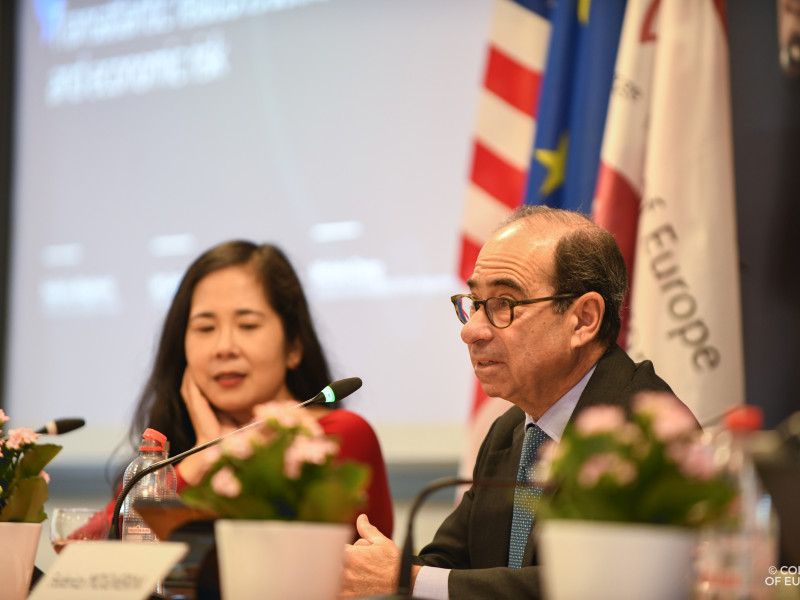 From left to right: Prof. Michele Chang, Director of the MATA program; Dr Ian Lesser, Chair of Transatlantic Trade and Economy.